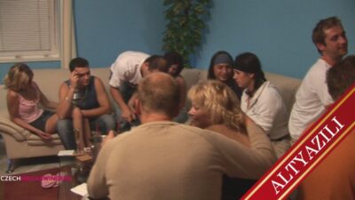 Üvey Oğlu ve Sevgilisiyle Ateşli Bir Gece Geçiriyor Türkçe Altyazılı Porno - Esmer